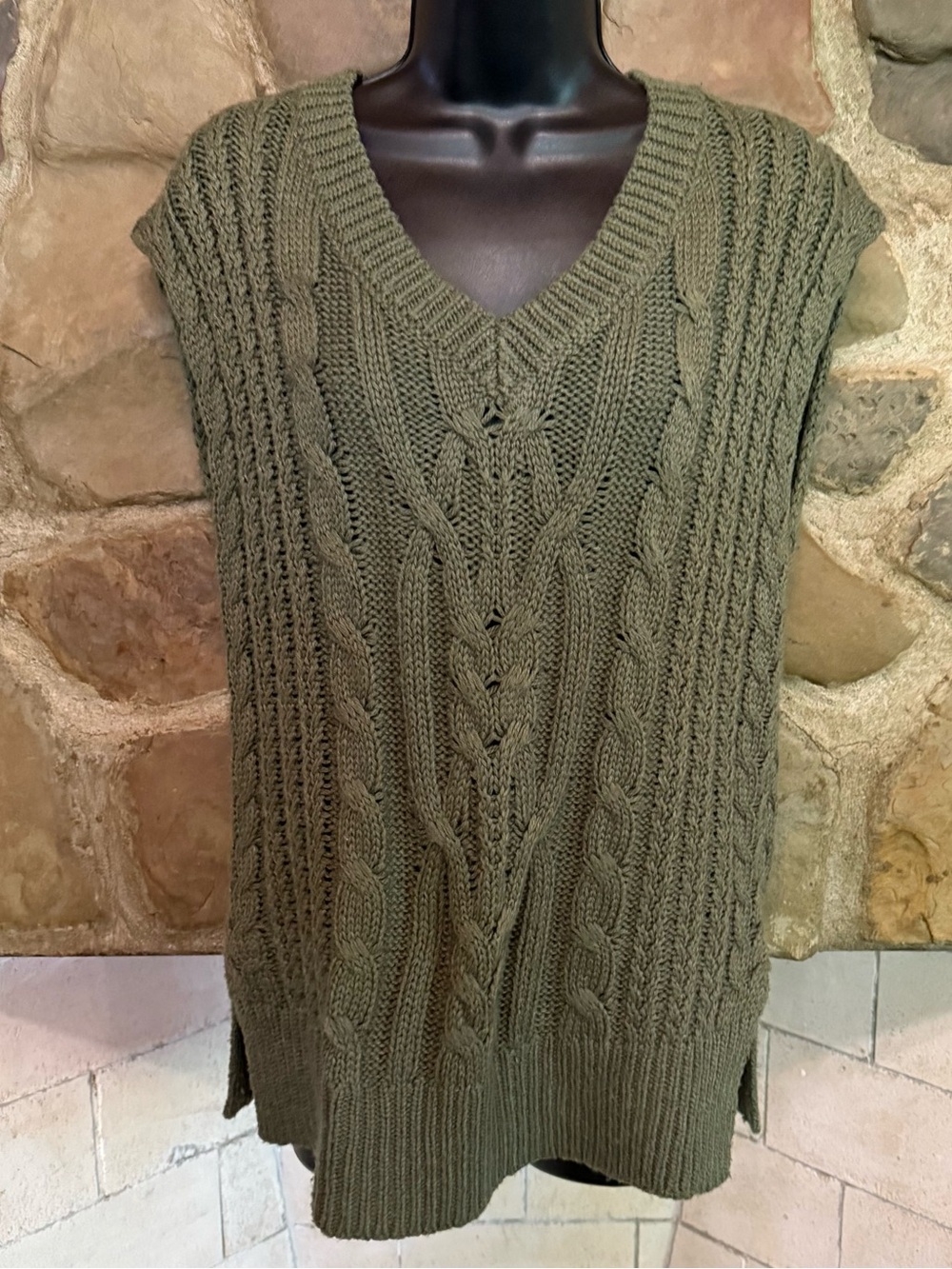 Frye and Co women’s cable knit sweater vest in olive green size xs preppy cabin